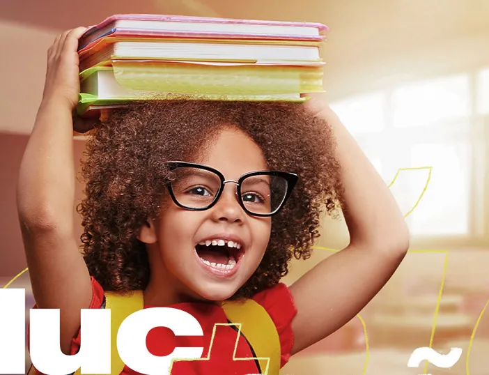 Peça da campanha de educação de Rio Branco do Sul com criança equilibrando livros na cabeça