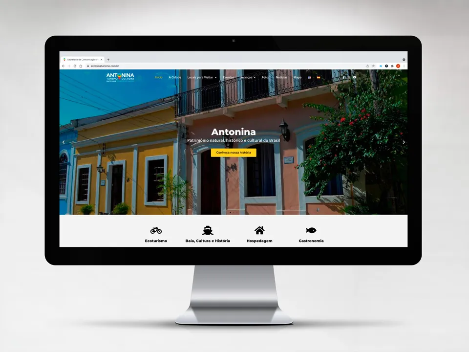 Página inicial do site de turismo de Antonina exibida em um monitor